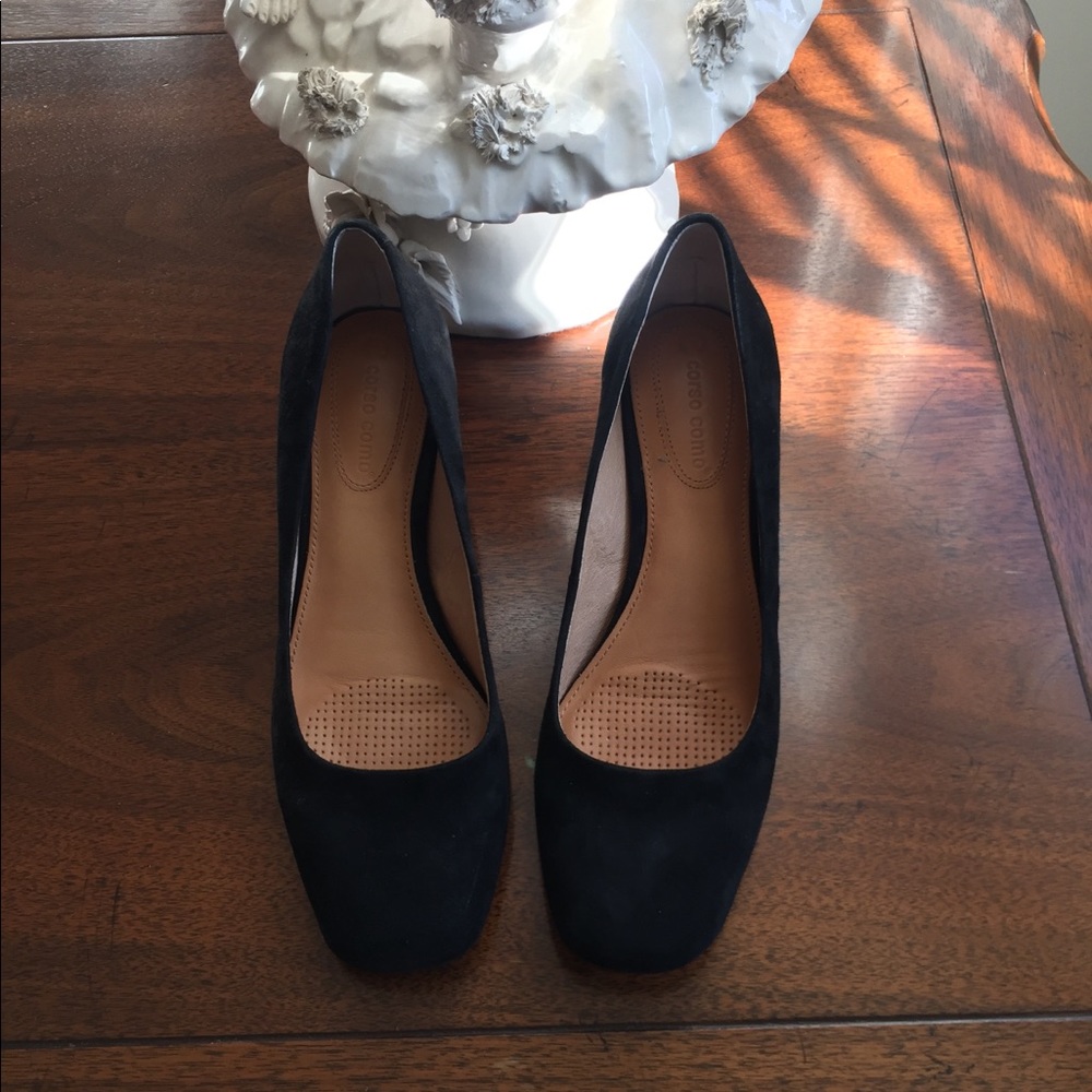 Suede black pumps!
